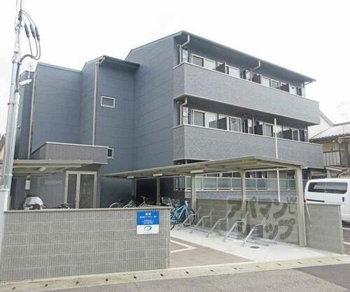 京都府京都市山科区御陵中内町 3階建