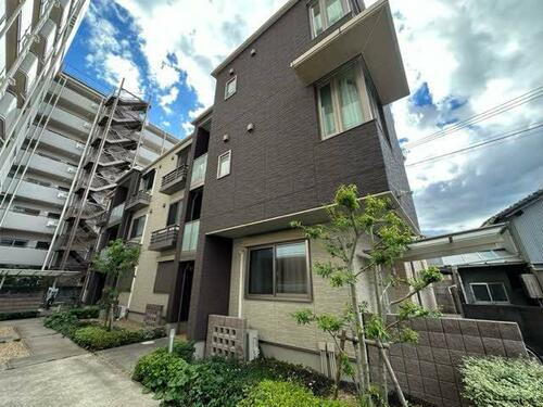 メゾン　ド　ミレナール 3階建