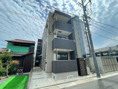 ターナ・シェリム 3階建