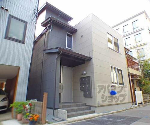 京都府京都市左京区丸太町通川端東入東丸太町 3階建 
