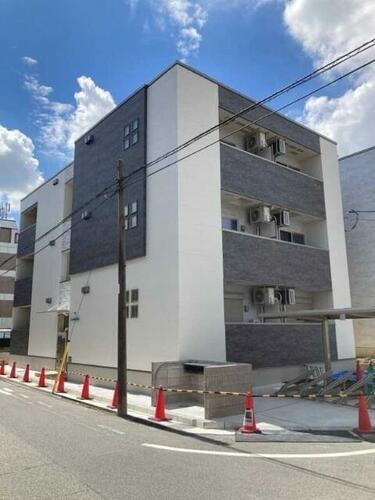 兵庫県尼崎市東園田町６丁目 3階建