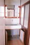 北九州泉台の戸建て 少しレトロな趣のある洗面所。鏡は新品です。