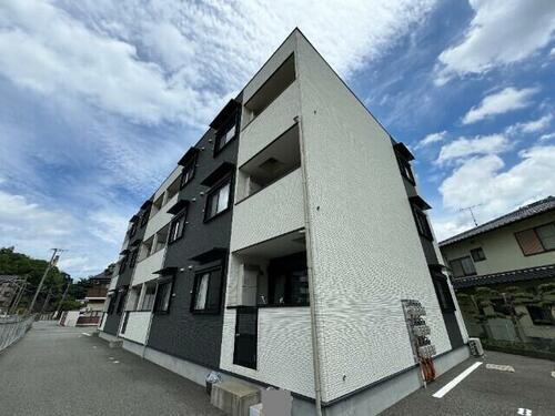福岡県福岡市東区和白６丁目 3階建