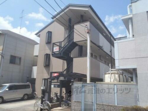京都府京都市山科区御陵四丁野町 3階建