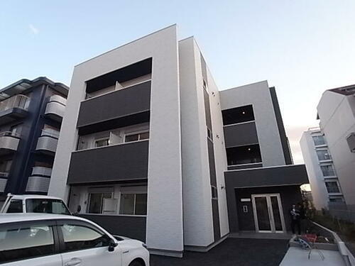 兵庫県尼崎市東園田町５丁目 3階建
