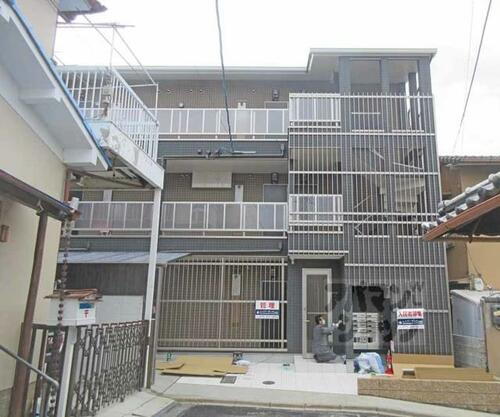 京都府京都市伏見区深草西出町 3階建