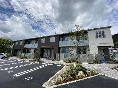 兵庫県加東市下滝野 2階建