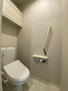 ラベリタアーク トイレには温水洗浄便座の設置があり、棚収納や手摺りの設置をしておりますで、使い勝手が違います。