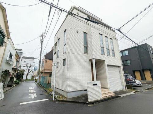 東京都新宿区百人町３丁目 3階建