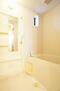 ジュネス・ハイツ板橋 換気と採光を考慮した小窓付きの明るく、清潔感あるバスルーム♪明るい雰囲気の浴室は一日の疲れを癒やして