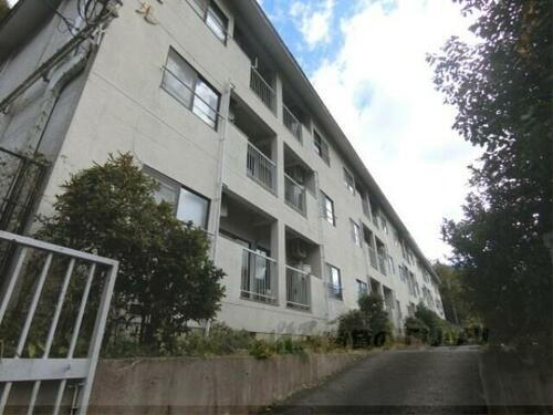 京都府京都市山科区日ノ岡夷谷町 3階建