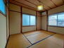 羽島郡笠松町米野７０２ー２ ６畳の2階和室。押入れ収納あり。3面窓で明るい