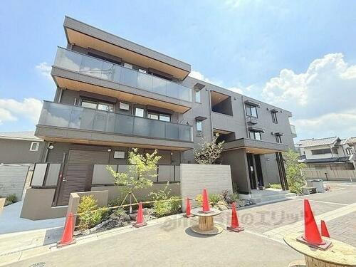 大阪府枚方市伊加賀西町 3階建