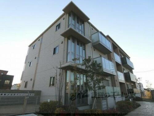 京都府木津川市城山台１丁目 3階建