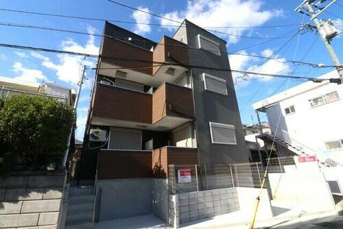 兵庫県神戸市垂水区王居殿１丁目  3階建