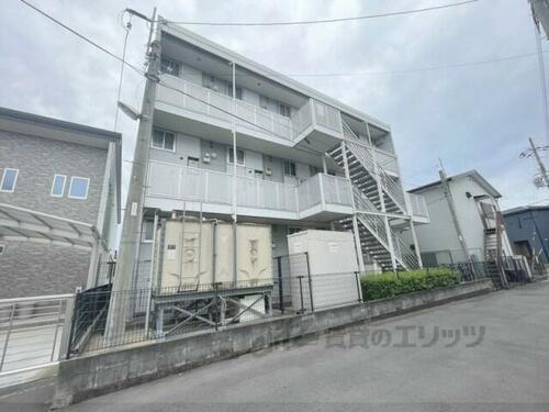 レオパレスメルベーユ 3階建