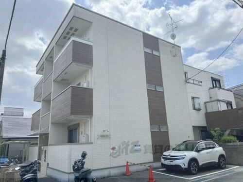 大阪府枚方市牧野本町１丁目 3階建