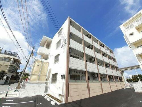 沖縄県那覇市真嘉比２丁目 4階建