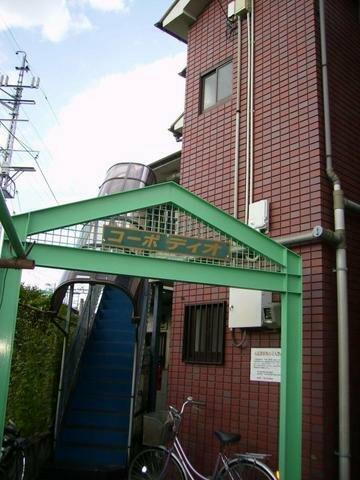 大阪府茨木市中総持寺町 2階建