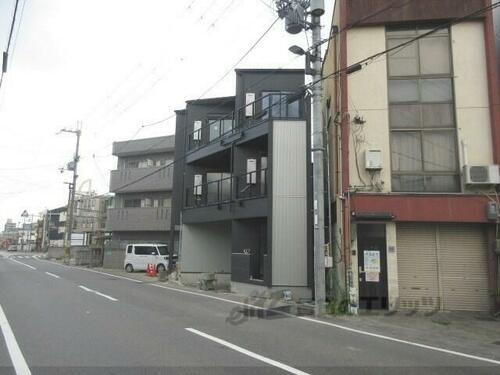京都府京都市右京区太秦森ケ前町 3階建