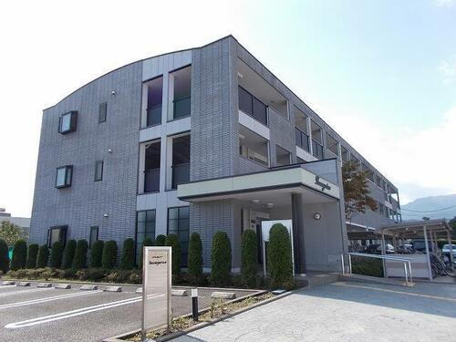 バウムガルトナー 3階建