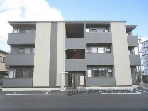 滋賀県栗東市北中小路 築1年2ヶ月 3階建