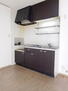 メープル・クロス・エガムロ　Ⅱ シックな色使いのキッチン。上部棚もあって収納力も十分です。