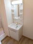 メープル・クロス・エガムロ　Ⅱ 清潔感のある洗面台。洗面所も余裕のある広さです。