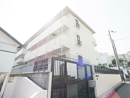 兵庫県神戸市東灘区西岡本５丁目 3階建