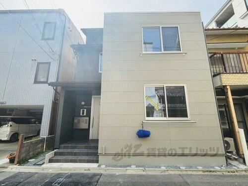 京都府京都市左京区丸太町通川端東入東丸太町 3階建