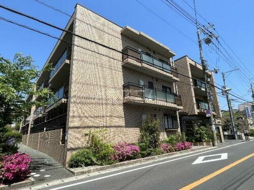 ラルゴ・コート 3階建