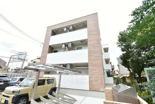 大阪府堺市西区浜寺諏訪森町西３丁 3階建