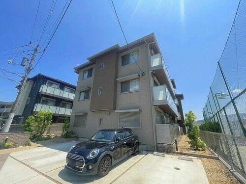 京都府京都市山科区御陵岡町 3階建