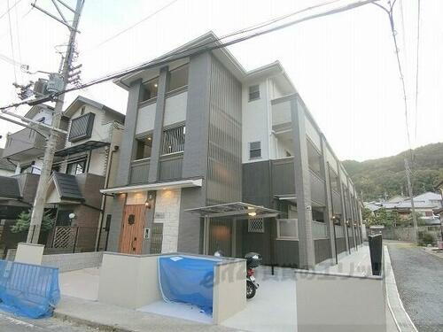 京都府京都市山科区御陵鴨戸町 3階建 築2年10ヶ月
