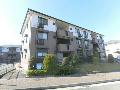 京都府木津川市梅美台７丁目 築24年3ヶ月 3階建