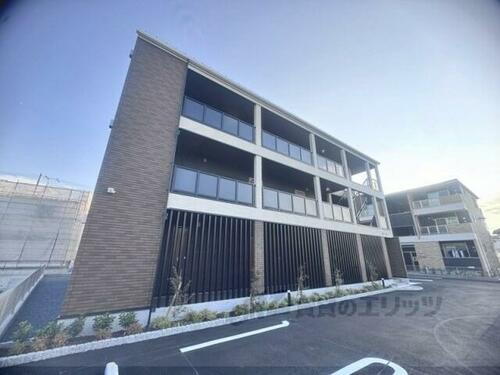 滋賀県大津市大萱５丁目  3階建