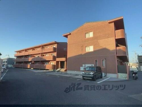 滋賀県彦根市東沼波町 3階建