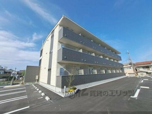 奈良県大和高田市中三倉堂２丁目 3階建