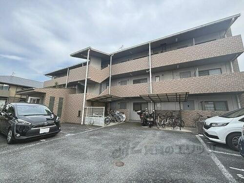 兵庫県伊丹市南鈴原１丁目 築27年11ヶ月 3階建