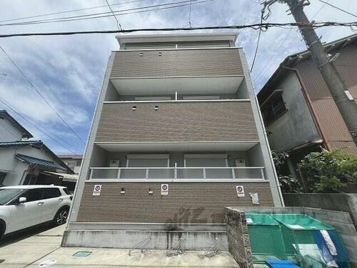 兵庫県伊丹市平松５丁目 3階建