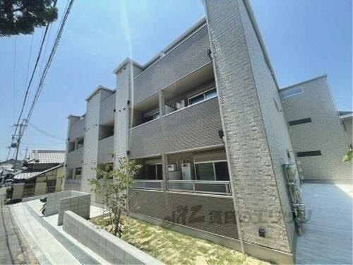 大阪府寝屋川市大谷町  3階建