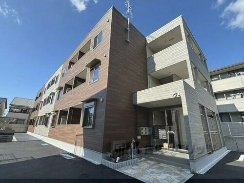 大阪府四條畷市中野本町  3階建