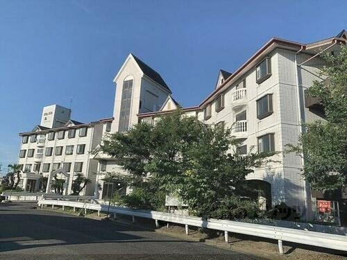 奈良県大和高田市西三倉堂２丁目 4階建