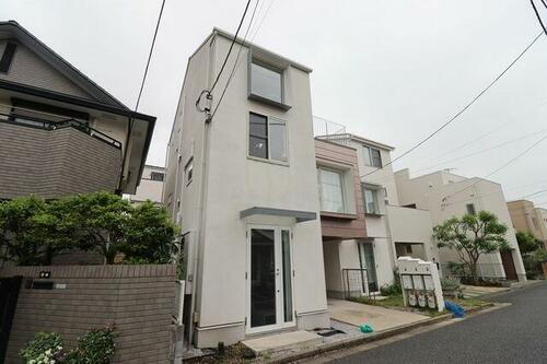 サンドイッチアパートメント 3階建