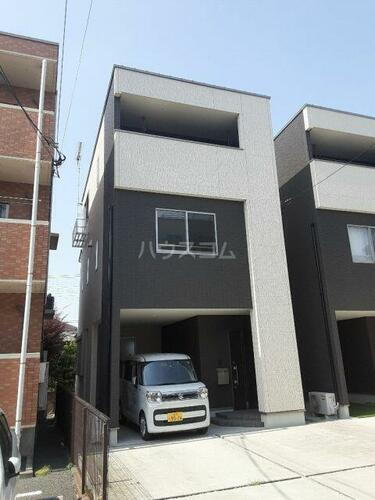 ファミーユ桶川北Ｄ棟 3階建