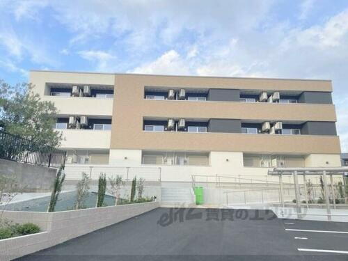 大阪府枚方市藤阪元町１丁目  3階建