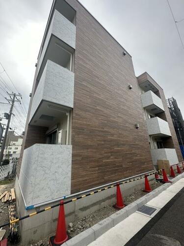 兵庫県尼崎市杭瀬北新町４丁目 3階建