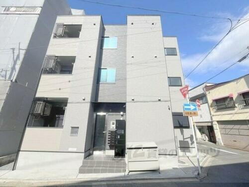 京都府京都市右京区花園伊町  3階建