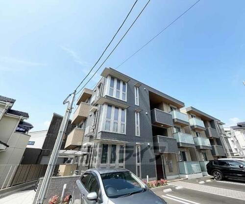京都府京都市右京区西京極畑田町 3階建