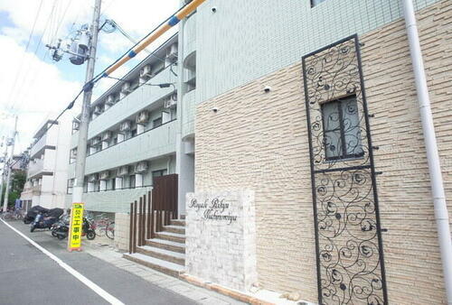 兵庫県西宮市平木町 3階建